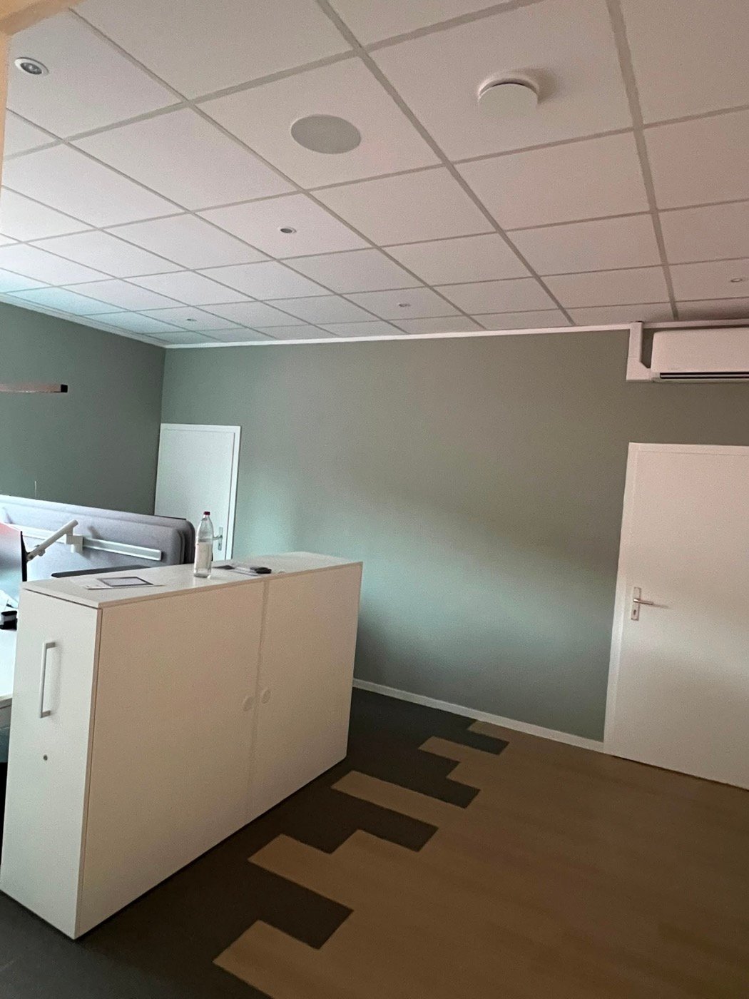 Fertiggestellter Innenausbau mit abgehängter Decke von Pavel Gubceac